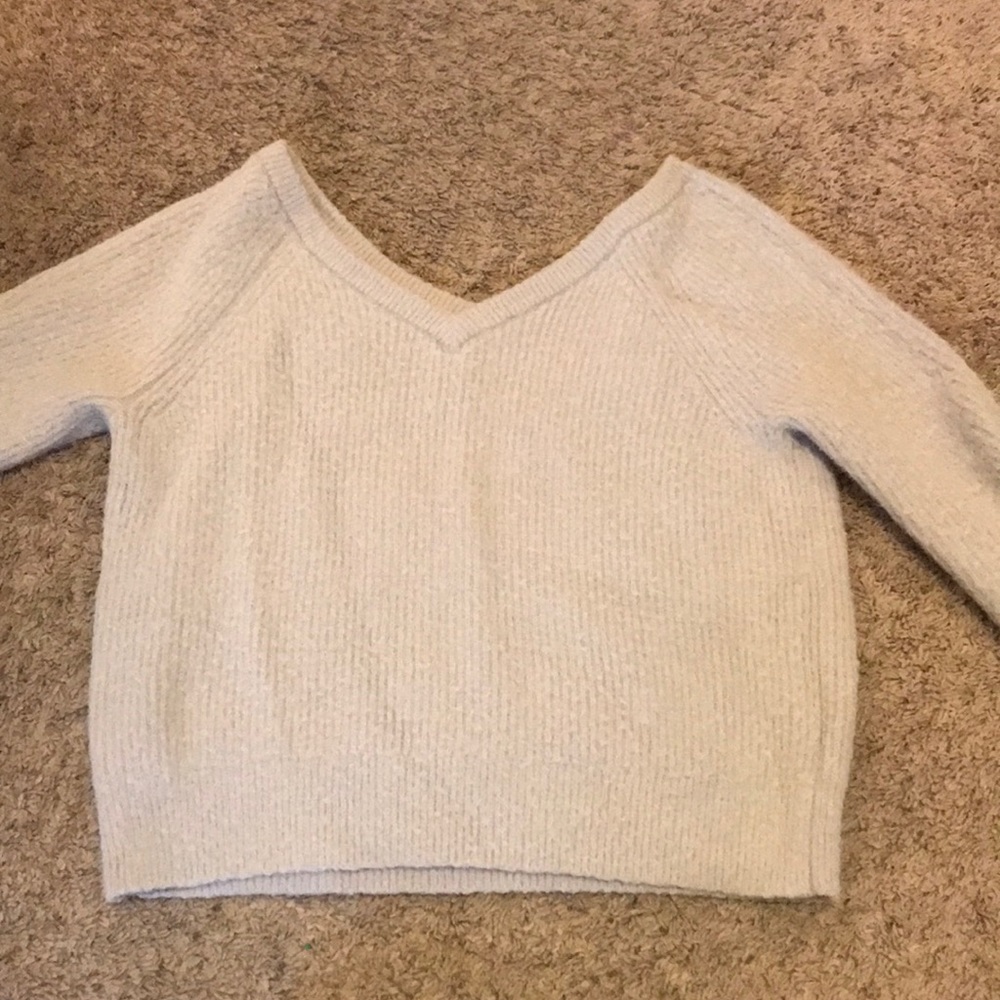 Low v-neck sweater